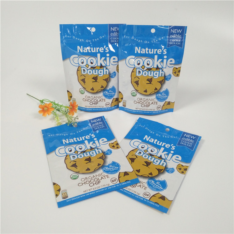 カスタマイズされた無光沢のResealableアルミ ホイル包装袋は袋の食品包装袋の上に立つ