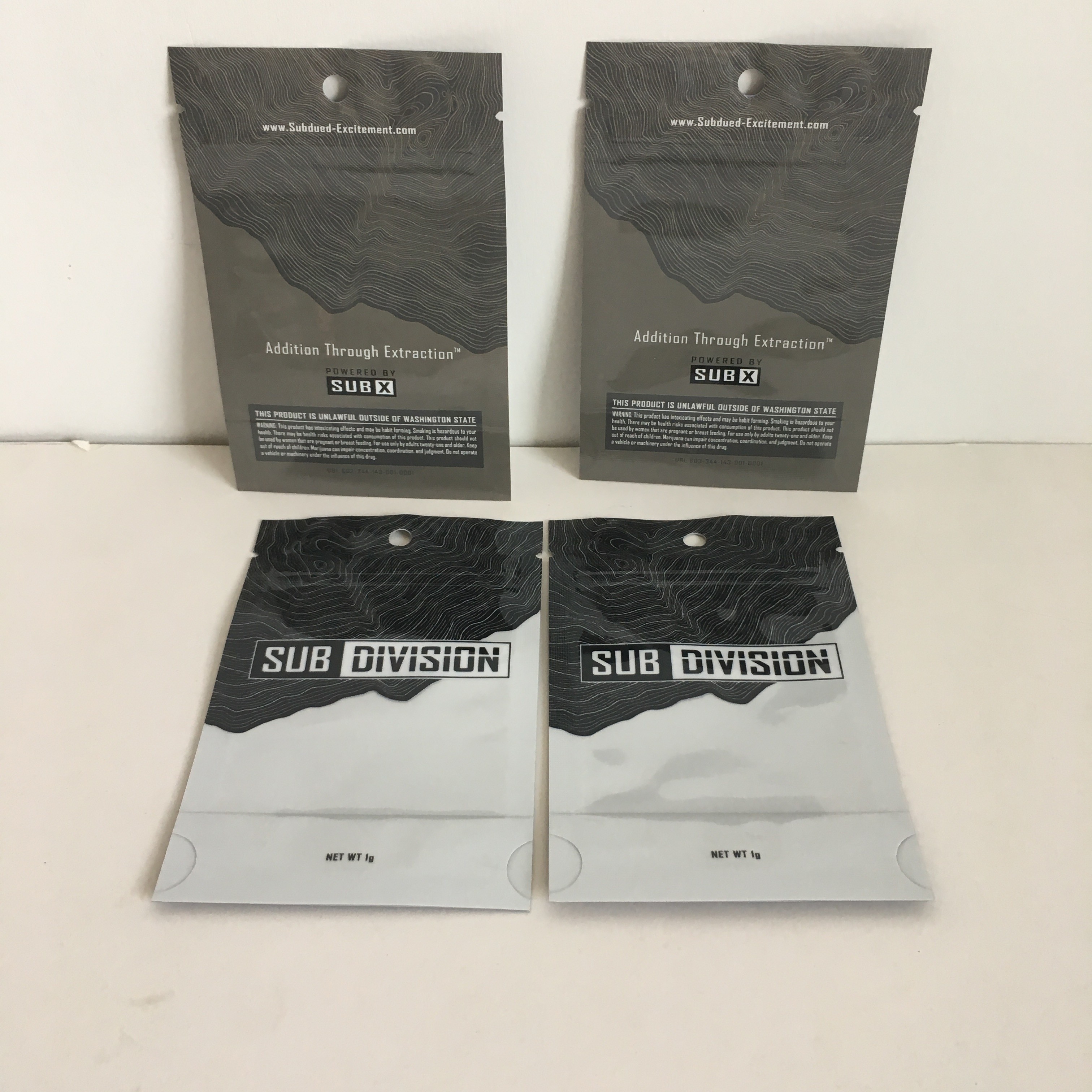 ハンガーの穴の明確な窓が付いているジップ ロック式1gインド大麻の花のプラスチック袋が付いている袋のマイラー袋の上の臭いの証拠の立場