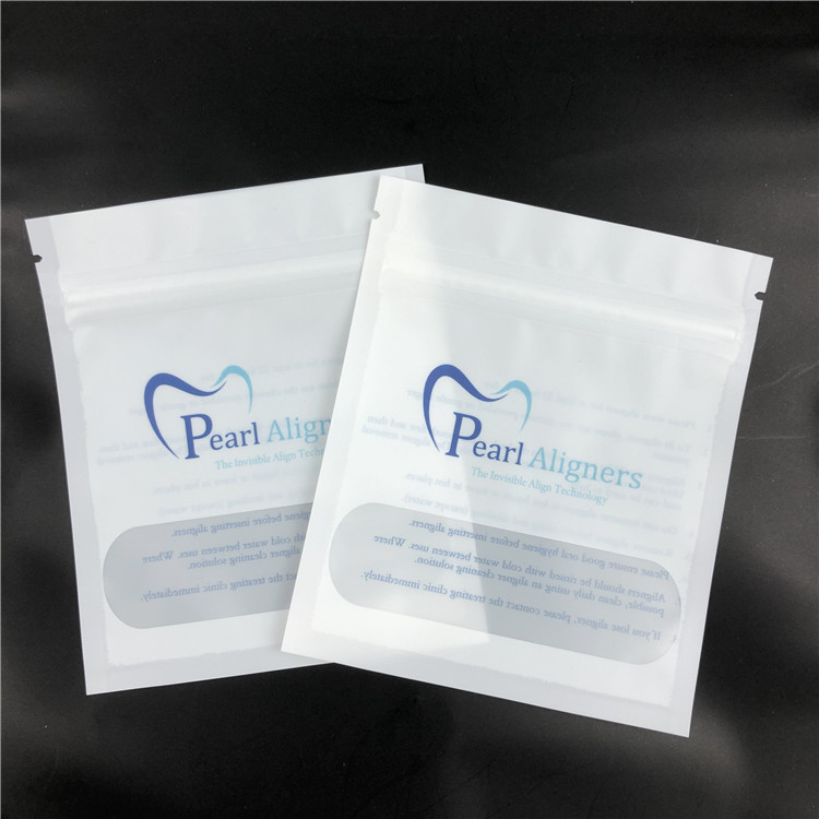 歯科支柱はアライナを真珠で飾るマイラーのジッパー袋がクラフトVMPETを通して見る