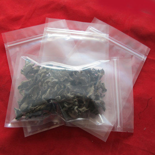 包む薄板にされた透明なホイルの袋ジッパー ホイルの包装袋