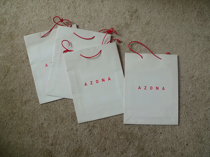 豪華なロゴの印刷を用いる色によってカスタマイズされる紙袋のクラフト紙