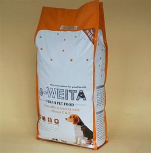 500 グラムの小犬はジッパーが付いているプラスチック食品包装の袋を立てます