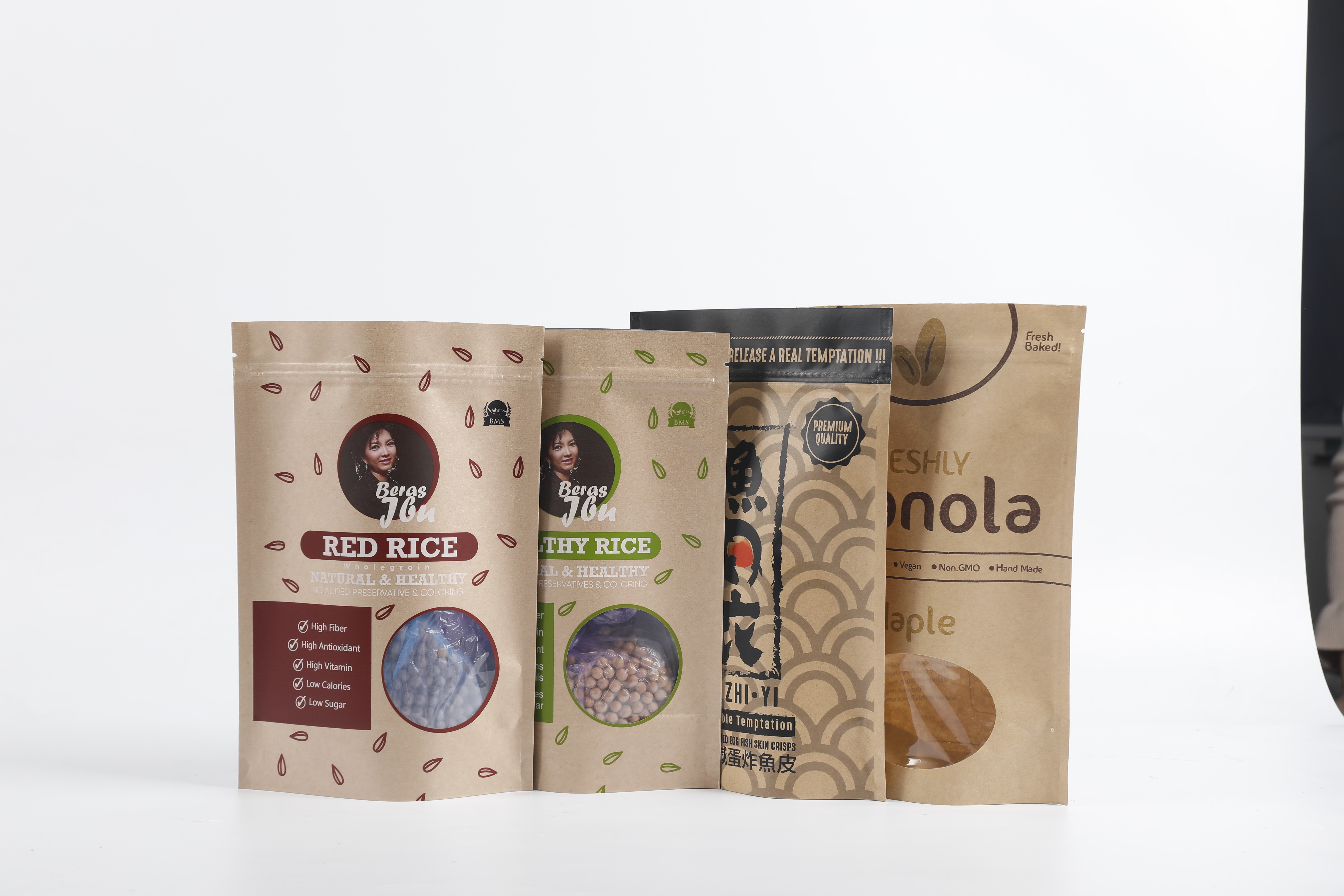 注文の生物分解性PLAクラフト紙のジッパーの袋は茶食品包装の上に立つ