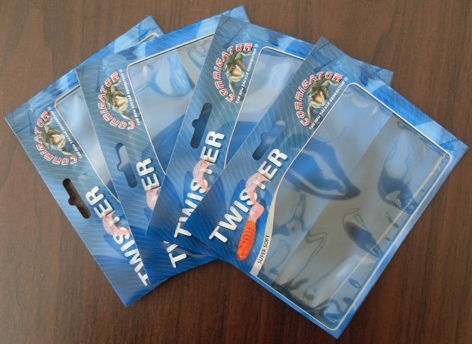 薄板にされた透明な窓を包む光沢のある印刷の軽食袋